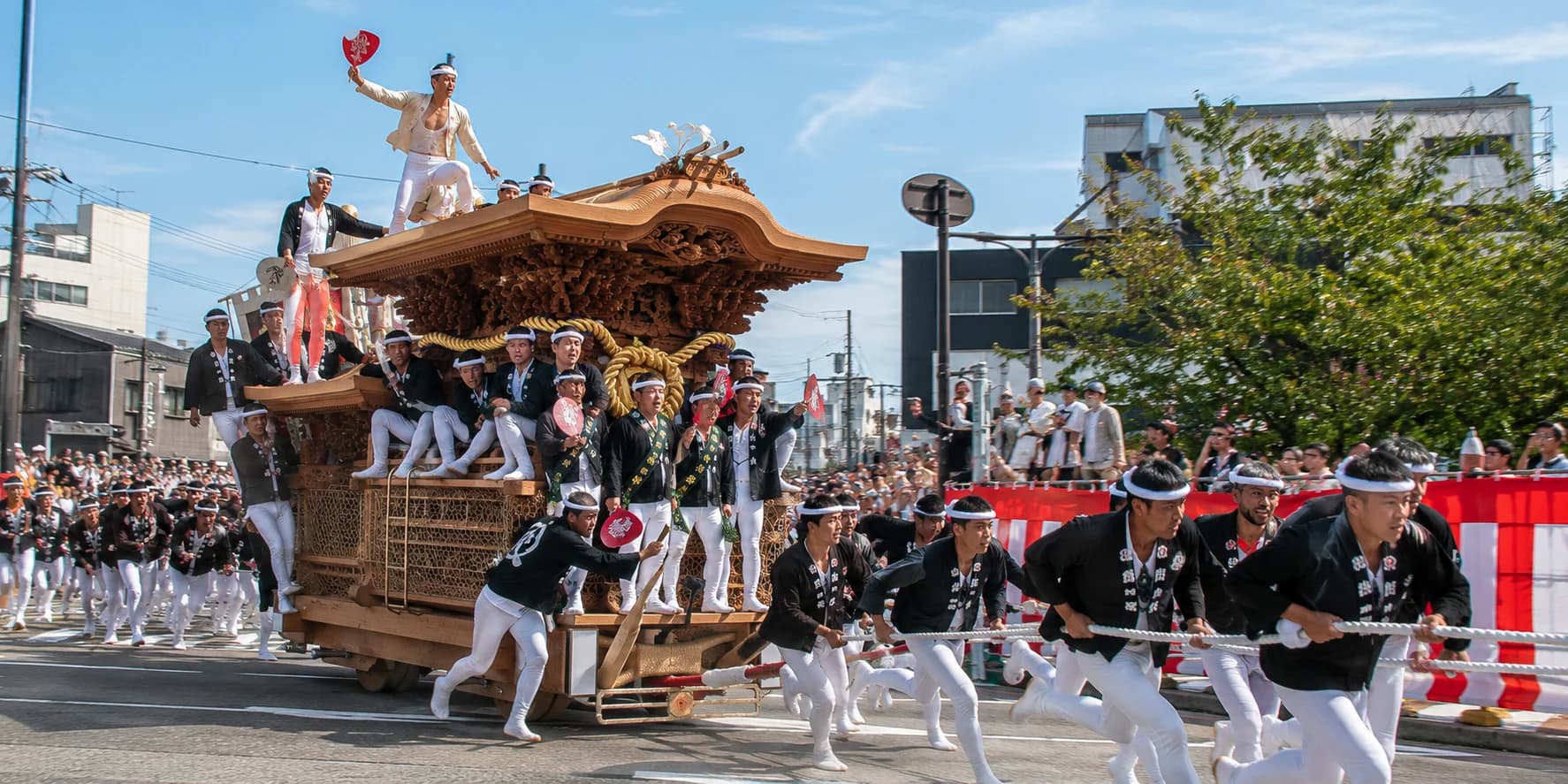 岸和田だんじり祭でだんじりを曳行する様子
