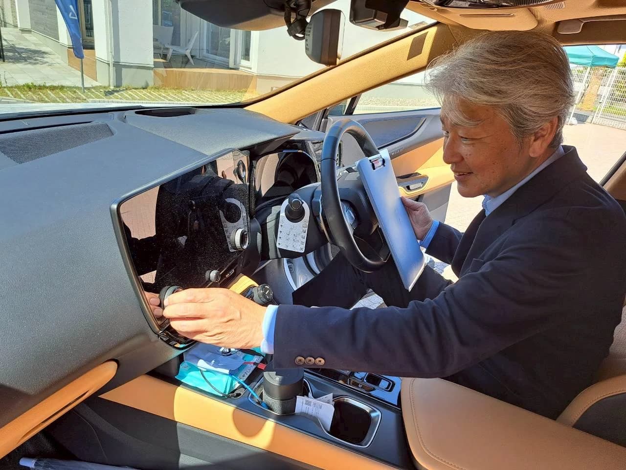代表が車内を確認する様子